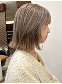 海外風グレーベージュのボブヘアスタイル