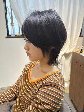 ワ ヘアー(wa-hair) マッシュくびレイヤーショート　ネイビーグレー髪質改善　耳掛け