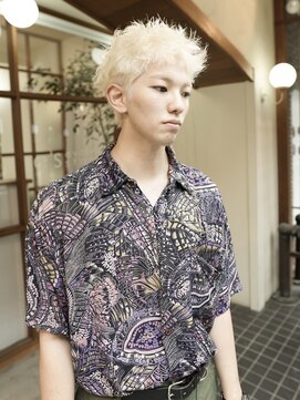 ユートゥイーズ つくば(U too e's) ホワイトスパイキーショート　寺沢　颯