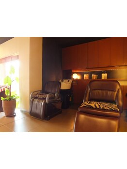 落ち着いた大人のための実力派サロン"reveLABO"。こだわりのシャンプー台でリラックス◇