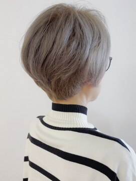 リコ(LIKO) 大人のグレイショートスタイル☆大人ヘア/明るい白髪染め/ぼかし