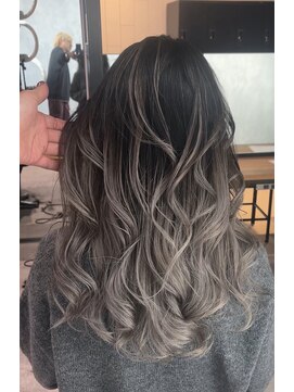 サロウィン 下北沢(SALOWIN) シルバーよりなグレーのシャドールーツ