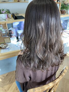 メルク(merc.) ダークアッシュ×ミディアムヘア