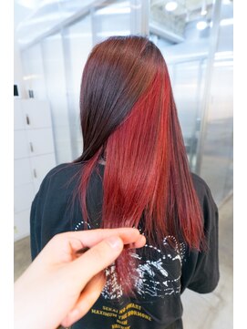 フィッツコア(FITS CORE) ロングヘアにインナーカラーでレッド