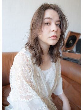 オンディーヌ(Ondine) 透明感たっぷりフォギーベージュ/センター分けボブ