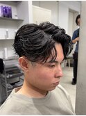 大人の抜け感を演出する、今トレンドのフェザーパーマ