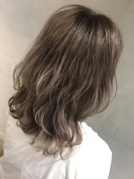 ジーナ(XENA) ホワイトラベージュ