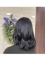 フラット 千葉(Flat.)&nbsp;コテ巻きミディアムスタイル、ブルーブラック【千葉】