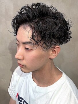 ディスイズバーバーサード(THIS IS BARBER 3rd) スパイラルパーマ センターパート スキンフェード ニュアンス