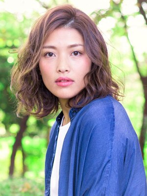 雑誌などでヘアメイクを手掛けるcaroは一線で活躍しているStylistたちが創る新しい世界観が魅力♪