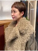 ベリーショート　オン眉　ブロンドベージュ　20代30代　こなれ感