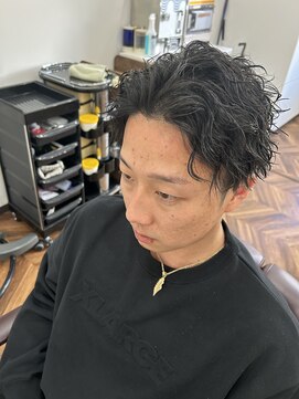 ヒカリ バイ イサミ 西川口(Hikari by ISAMI) フェザーパーマ刈り上げセンターパートマッシュ〈理容室〉西川口