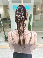 アト(Ato.)&nbsp;変形ツインポニーヘアアレンジ【向】【Ato.明石】