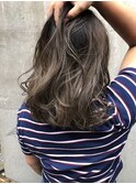 外国人風バレイヤージュハイライト 落ちてもかわいいロブ
