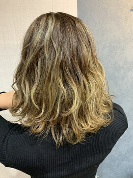 モアヘアー(MORE-HAIR) グレージュ系ハイライトグラデーション