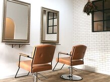 街の小さな美容室ビー(街の小さな美容室be.)の雰囲気(白基調の落ち着いた店内)