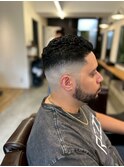 ブルーブラックフェザーパーママンバンヘアフェード