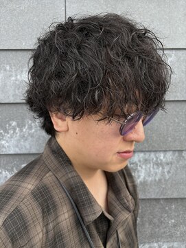 ヒュイル バイ ニアウ(Hwyl by Niau) メンズセンターパートツイストスパイラルシャドウパーマ眉毛