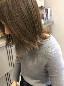 エイチ 梅田(H) ハイライトクラゲヘアミディアムヘアオリーブグレージュ顔まわり