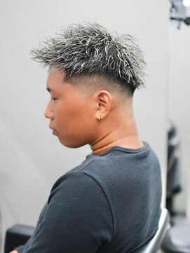 スラッシュ(SLASH) ツイストパーマ/短髪/ホワイトメッシュ/フェード/メンズ/姫路