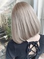 ノアドココ(noix de coco) ブリーチを使ったシルバーヘアです。