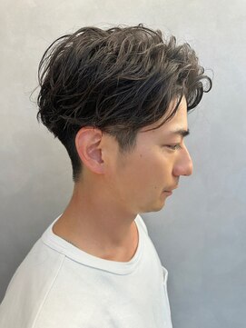 ロイ(Roi) 黒髪ソフトツイストスパイラルパーマツーブロックスタイル