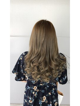 ヘアアンドメイク ムーア(Muuua) ハイライトとヌーディーグレージュ