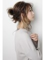 ジエクトヴィシア 心斎橋 ルーズにまとめたシニヨンスタイルのヘアアレンジです。
