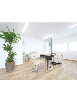 パーマをかけながら髪のpHバランスを弱酸性に整えるので、施術後の髪はツヤと潤いを保つ…＊