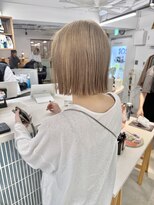 ヒビヲ(HIBIO)&nbsp;ショートボブ切りっぱなしボブタッセルボブベージュカラー横浜