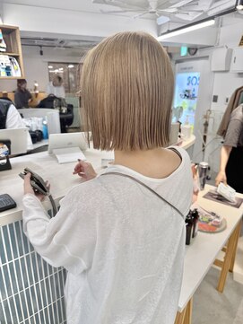 ヒビヲ(HIBIO) ショートボブ切りっぱなしボブタッセルボブベージュカラー横浜