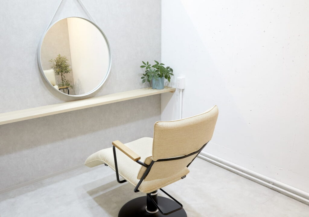 起業応援明石市より 美容院で使用しておりました ①回転チェアー