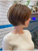 アースカラー横顔が綺麗に見えるショートカット