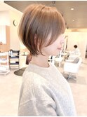 耳掛けショートボブ/襟足束感ショート/アッシュベージュ