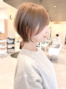 シシ 大宮(She 2.) 耳掛けショートボブ/襟足束感ショート/アッシュベージュ