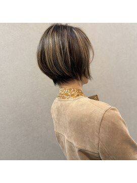 フリーシャ(freesha) 白髪を活かすハイライトショート