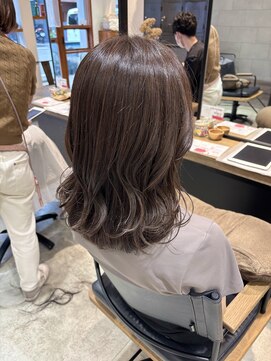 ビヨウシツ ポスタ グレーベージュ　野方理恵子