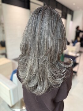 ステア ケース(stair case) 白髪は天然のハイライト 白髪が多い方におすすめな白髪ぼかし