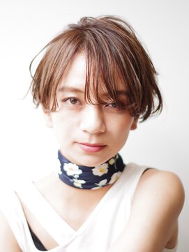 サークル(CIRCLE) マッシュショートカーキグレージュ大人かわいいフェザーバング