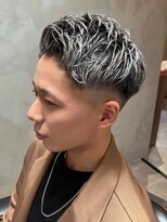 セプト 博多(SEPT.)&nbsp;フェードカット ブリーチ シルバー アップバング ハイライト