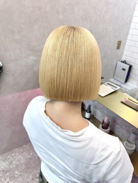 ロンド レア 天神大名店(Lond Le’a) ミディアムヘアハイトーンボブホワイトブロンド