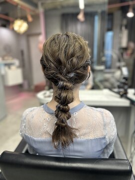 ジュエム(jouerm) 編み下ろしヘアで崩れにくいヘアアレンジを!