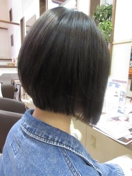 コアフィールフィス(COIFFURE fils) 前下がりボブ 黒髪 ショートボブ