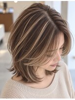 トリッカ 葉山(tricca)&nbsp;白髪ぼかしハイライト／ミディアムヘア／顔まわり似合わせカット