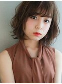 大人かわいいアッシュブラウンくせ毛風パーマフェミニンボブ