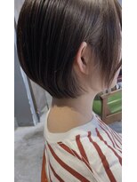 インス(ensue)&nbsp;京都 前下がり耳かけショート イヤリングカラーミルクティー中島