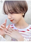 耳掛けショート×暗髪×センターパート