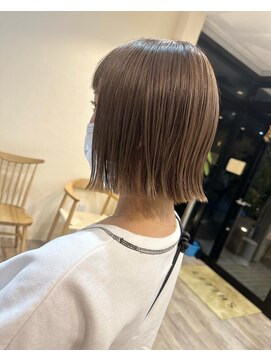 シフト(SHEEFT) ツヤ感ベージュ トレンド/外ハネボブ　ハイトーンブリーチカラー