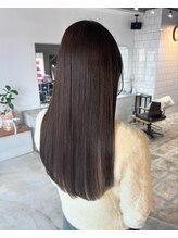 気になるゆるい癖や広がりが艶感たっぷりのストレートヘアに！