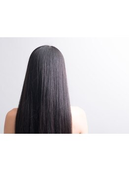 髪のクセやうねりで、日々のセットに時間がかかってしまう方へ。毎日のスタイリングがしやすい髪へ導きます
